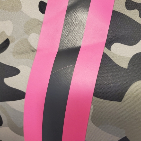 Haute Shore "Blake Showoff" Gray Camo Print Neoprene Crossbody - Picture 11 of 11